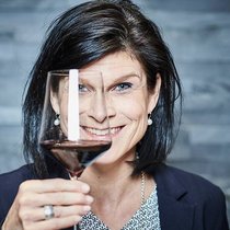 Sylvia Berger, 47: Die Baslerin ist die grösste Weinverkäuferin der Schweiz: Als Category Manager Wein bei Coop ist sie zuständig für ein Sortiment von 900 Weinen in den mehr als 900 Verkaufsstellen des Grossverteilers. Und für den Weinclub Mondovino.