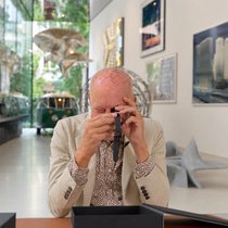 Norman Foster mit seiner neuen Uhr.