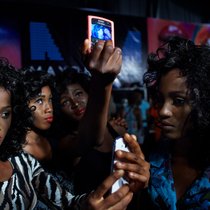 Das Mobilgerät ist eine Bank: Models an einer Modeshow in Lagos, Nigeria.