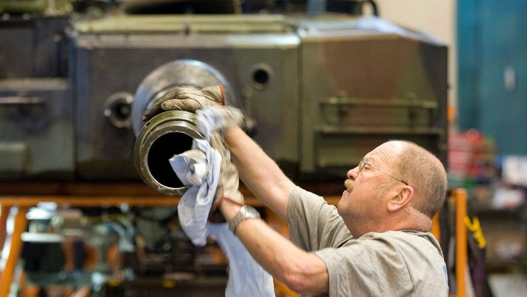 Ruag-Mitarbeiter: Die Schweiz landet im WEF-Ranking nur noch auf Platz vier.