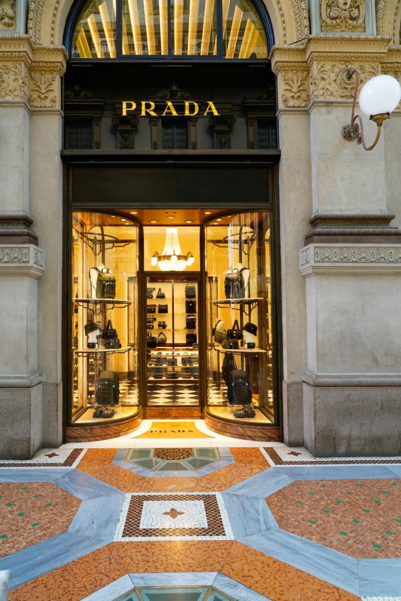 Prada Store, people at shopping arcade Galleria Vittorio Emmanuelle II, Milano, Lombardia, Italy, Europe