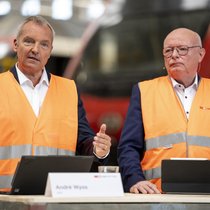 Der erste Auftritt des neuen SBB-Präsidenten André Wyss (l.). Zusammen mit CEO Vincent Ducrot enthüllte er im Reparaturcenter Zürich Altstetten seine Pläne.