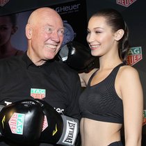 Schlagkräftiges Duo: LVMH-Uhrenchef Jean-Claude Biver und Supermodel Bella Hadid. TAG Heuer