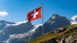 Die Nationalfahne der Schweiz flattert im Wind.
