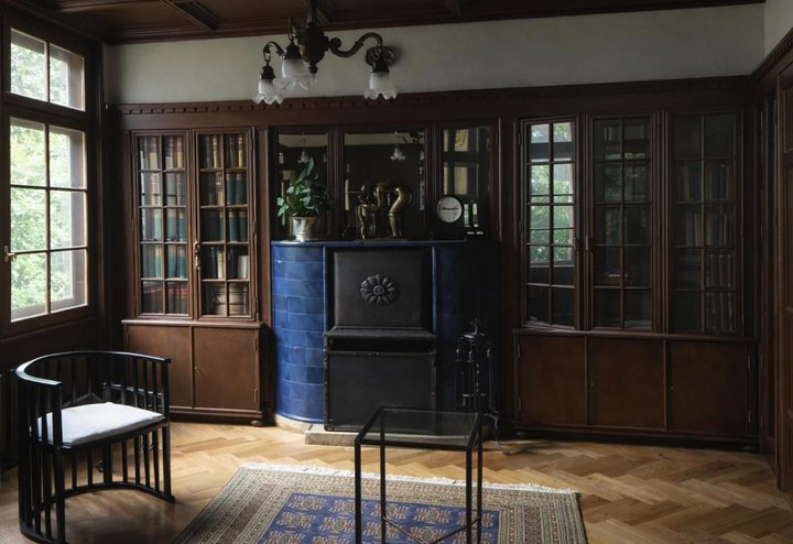 Die Villa hat 13 Zimmer auf drei Stockwerken.