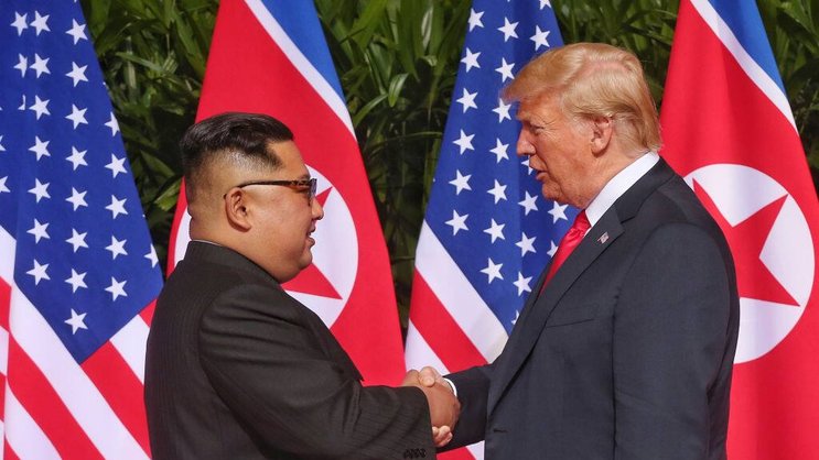 13 Sekunden lang schüttelten sich US-Präsident Donald Trump und Nordkoreas Machthaber Kim Jong Un die Hände.