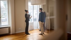 Zuerst muss geklärt werden, ob man das Wohneigentum selbst verkaufen oder einen Immobilienmakler damit beauftragen will.