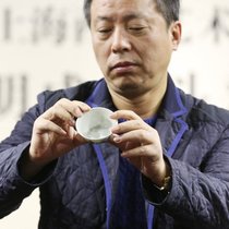 Teures Tässchen: Der chinesische Unternehmer und Sammler Liu Yiqian mit der «Chicken Cup» aus der Ming-Dynastie. Er hat die Tasse für 36 Millionen Dollar ersteigert.