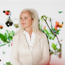 Die Kunstsammlerin und Unternehmerin Sylvie Mutschler-von Specht schätzt auch in der Mode das Besondere: Sie trägt das Schweizer Spitzenmode-Label Akris. Der Chefdesigner von Akris, Albert Kriemler, ist ein guter Freund.