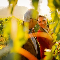 Adriana und Urs Burkard besitzen drei Weingüter in der Toskana, denen sie nun neues Leben einhauchen.