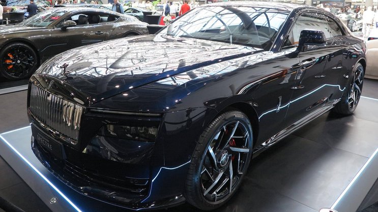 Bei den Black-Badge-Versionen des Rolls-Royce Spectre des Modelljahres 2026 erhalten der Pantheon-Kühlergrill und die „Spirit of Ecstasy“-Kühlerfigur eine dunkel eloxierte Oberfläche