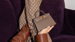 Die Mini Kelly von Hermès zeigt eindrucksvoll: je kleiner die Tasche, desto höher der Preis am Sekundärmarkt.