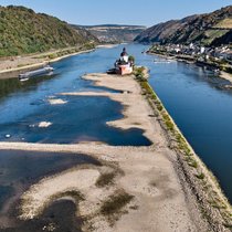 Die Zollburg Pfalzgrafenstein am Rhein: In der Gegend von Kaub ist der Pegel so tief, das kaum noch grosse Schiffe verkehren können (Bild vom 10. August 2026).