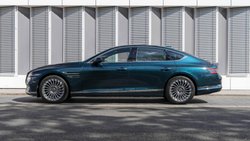 Auf einer Fahrt durch das Landwassertal Richtung Davos überzeugt der Genesis eG80 mit sanftem Fahrkomfort und luxuriöser Ausstattung.