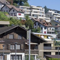 Die Preise für Einfamilienhäuser sanken im April leicht, jene für Eigentumswohnungen stagnierten weitgehend.
