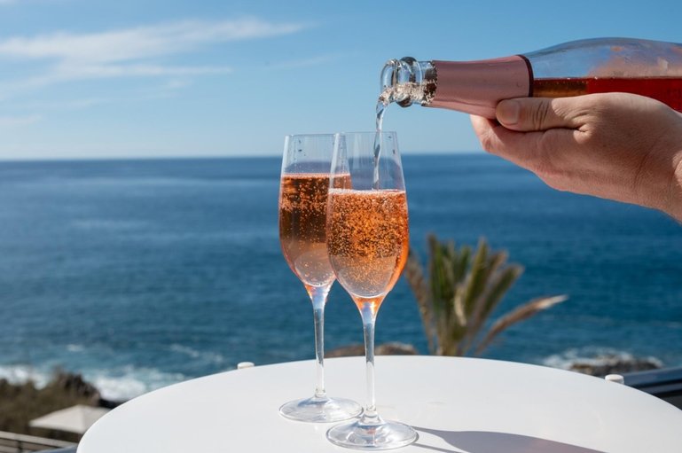 Meer, Sonne, Zweisamkeit und frisch Prickelndes im Glas – gewisse Krimis (und Weine) bringen einen zum Träumen…