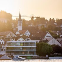 Häuser in Rüschlikon am Zürichsee: Eine Abschaffung des Eigenmietwerts würde Wohneigentümer vor neue Herausforderungen stellen.