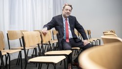 Als junger Pharmazeut sechs Monate in der Apotheke, danach fast immer in der Generikaindustrie: Richard Saynor, CEO von Sandoz.