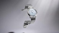 Das Zifferblatt der Uhr ist durchlässig und nimmt Licht durch die gesamte Oberfläche auf.