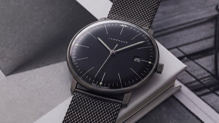 Die legendäre Max-Bill-Uhr von Junghans bekommt Zuwachs – in Schwarz.