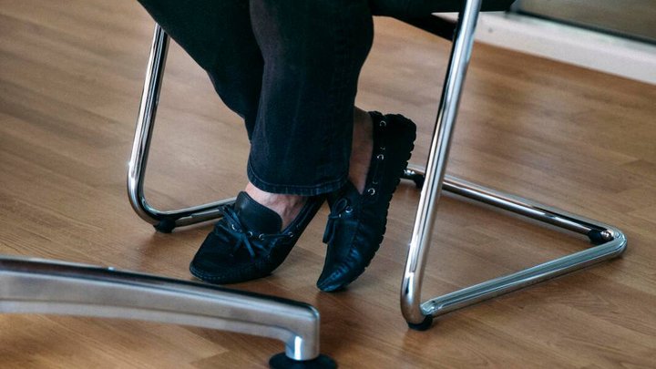 Gregor Greber trägt ein Paar Tod's, Nahaufnahme.