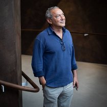 Schwer zufrieden: Samih Sawiris, Präsident und Mehrheitsaktionär von Orascom, im Treppenhaus seiner eben eingeweihten Konzerthalle.