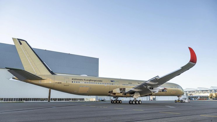 Der neue Airbus A350-1000 ULR von Qantas beim Rollout im Werk von Toulouse (F).