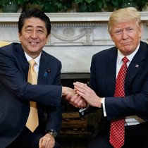 Ziehen, reissen, täschteln: Trump sorgt beim Handschlag mit Shinzo Abe für Aufsehen.Keystone