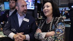 Safra Catz (rechts) unterhält sich an der New York Stock Exchange in New York mit einem Börsenhändler: Die Oracle-CEO und Milliardärin macht erneut Kasse mit ihren Oracle-Anteilen.