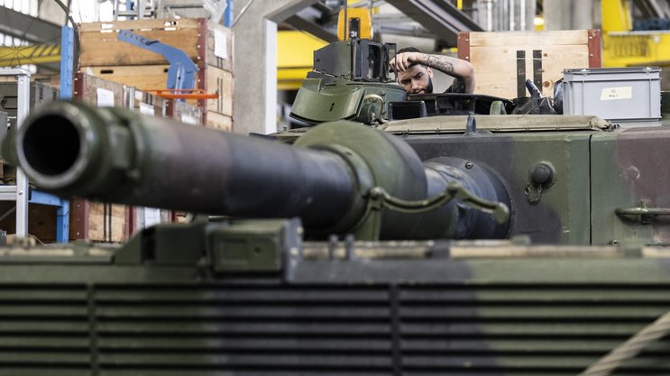 Panzerturm vom Typ Leopard 2 in einer Wartungshalle der RUAG in Thun: Der Rüstungskonzern will sparen.