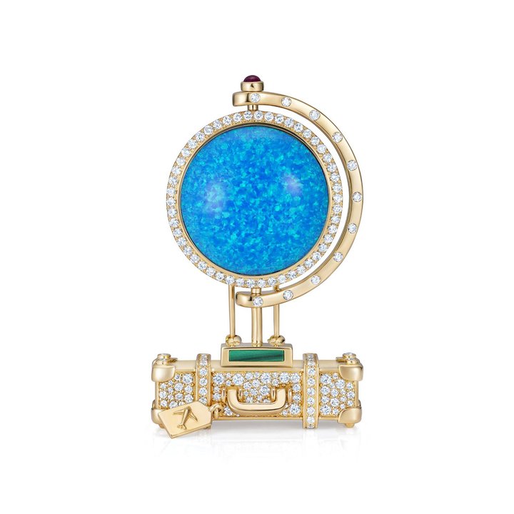 «All around the World»-Globus aus Opal auf einem goldenen Köfferchen.