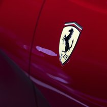 Logo von Ferrari: Die Luxusautomarke bekommt die Umwälzungen in der Autobranche zu spüren.