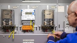 Erst wird gezählt, dann abgerechnet. Ein Monteur installiert im Auftrag des Elektrizitätswerks der Stadt Zürich (EWZ) einen smarten Stromzähler (2024).