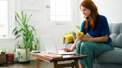Frauen setzen beim Investieren oft auf heimische Märkte: Könnte das eine Erfolgsstrategie sein?
