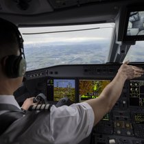 Ein Pilot soll ab 2027 nach dem Willen von Airlines und Regulatoren bei vielen Flügen ausreichen.