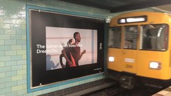 Werbung von On Running in einer U-Bahn-Station in Berlin.