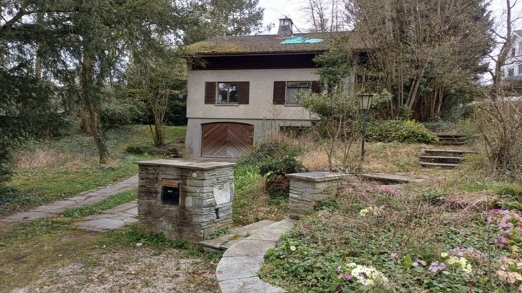 Dieses Haus in Oberwil BL wird aktuell zwangsversteigert.