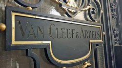 Schriftzug der Schmuckmarke von Van Cleef and Arpels in Paris - Die Marke gehört Richemont.