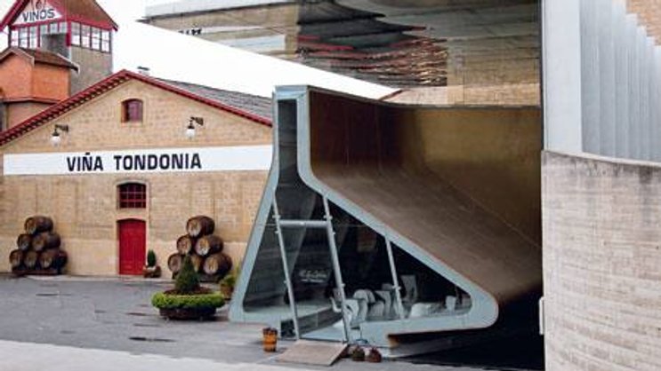 Das Degustieren in auffallender Architektur, hier im Gebäude von Zaha Hadid, gehört zum festen Bestandteil einer Rioja-Reise.