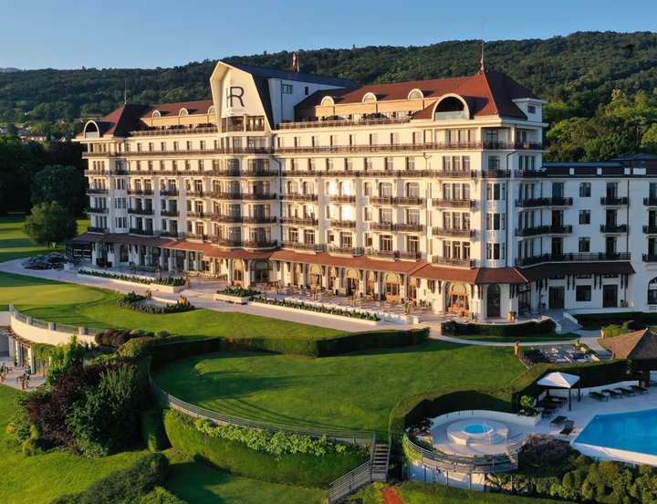 Hier übernachten manche der mächtigsten Menschen der Welt: Das Hôtel Royal in Évian-les-Bains.