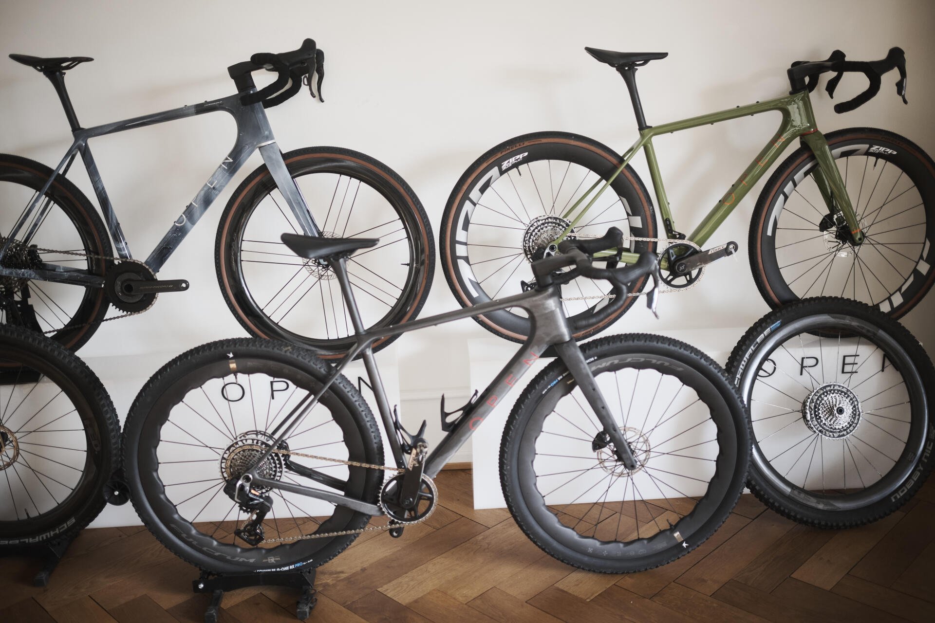 Aktuelle Modelle von Open Cycle im Büro in Basel.