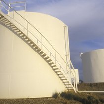 Rohöllagerung. Die Anleger befürchten, dass sich die steigenden Ölpreise auf die Inflation auswirken werden.