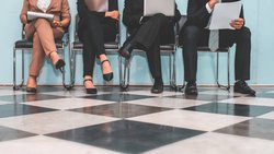 Bewerberinnen und Bewerber: Präsentieren vor Ort ist Stress pur – und heute immer normaler.