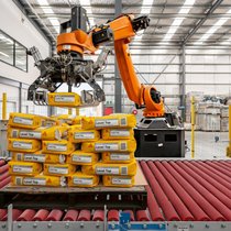 Ein Verpackungsroboter von Sika bei der Arbeit.
