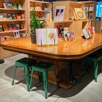 Einst Duttis VR-Tisch, heute Teil des Supermarktmobiliars von The Bridge.
