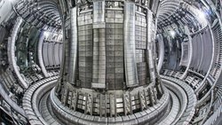Kraftzentrum: Das Innere eines Tokamak-Reaktors wird im Betrieb auf 100 bis 200 Millionen Grad aufgeheizt.