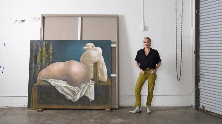 Die in Los Angeles lebende Künstlerin Louise Bonnet neben ihrem Werk «Figure with Satin Drapery», 2023.