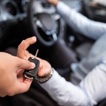 Mietwagen sind beliebt – zur Hauptreisezeit im Sommer versinken manche Destinationen in einer regelrechten Mietauto-Flut.