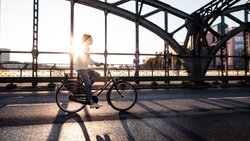Velo und Finanzen: Unabhängigkeit macht Frauen stark und gibt ihnen Freiheit.