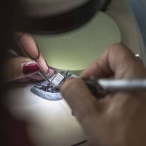 Der Hörgerätehersteller Sonova ist im ersten Halbjahr gewachsen und sieht sich auf Kurs zu den Jahreszielen.